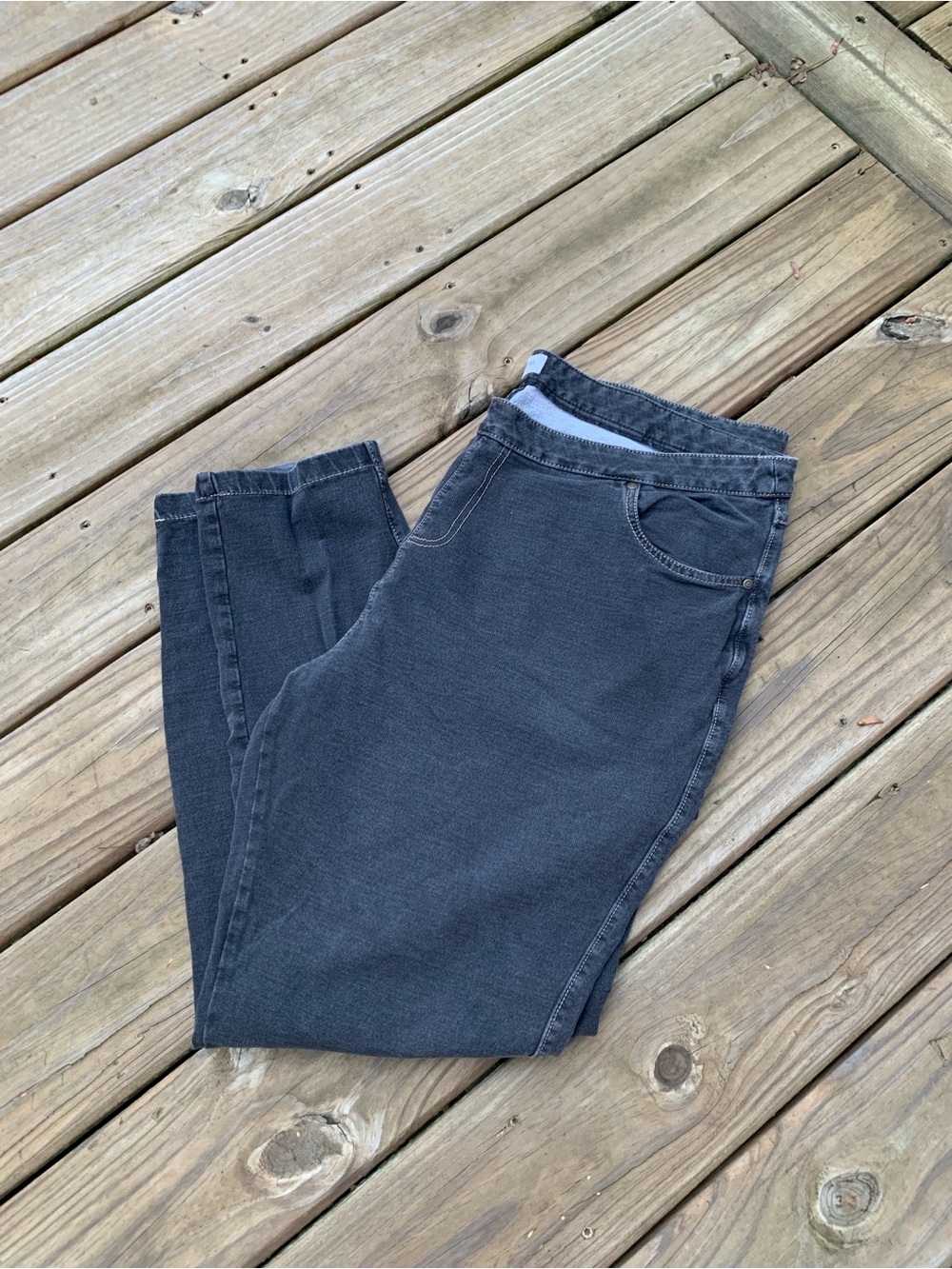 Women's Straight Leg Jeans in Black - Versatile Everyday Fit